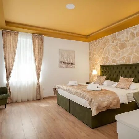 Luxury Floramye (adults Only) Split